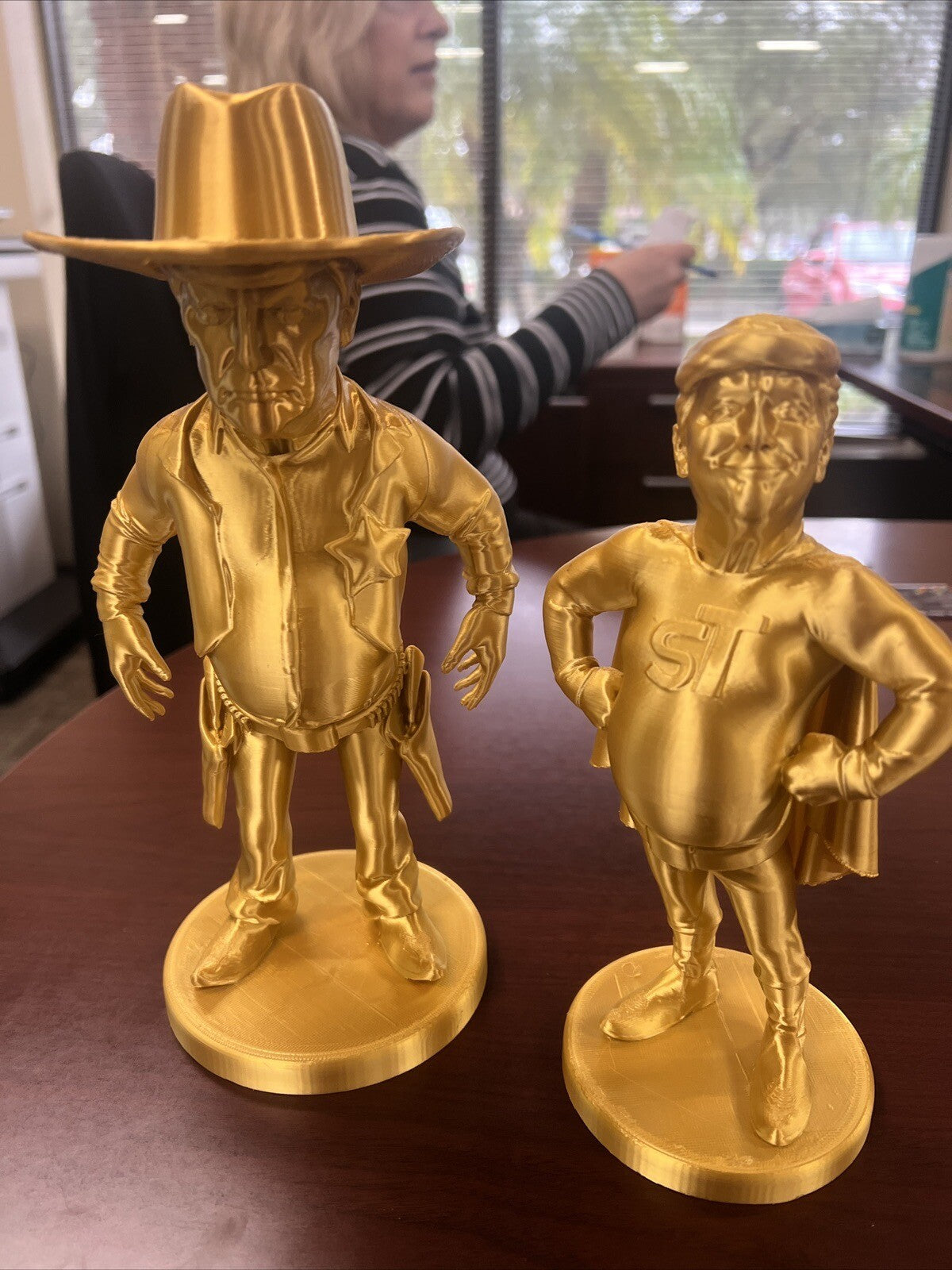 Golden Sheriff Donald Trump – 250mm Tall 3D Printed Figurine with Six-Shooters & Bullets